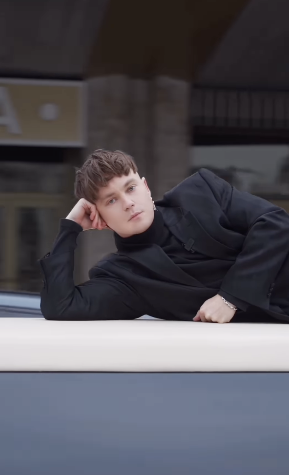 Цимбалюк зацінив! Пивоваров на даху лімузина повторив мемну сцену з "Холостяка"